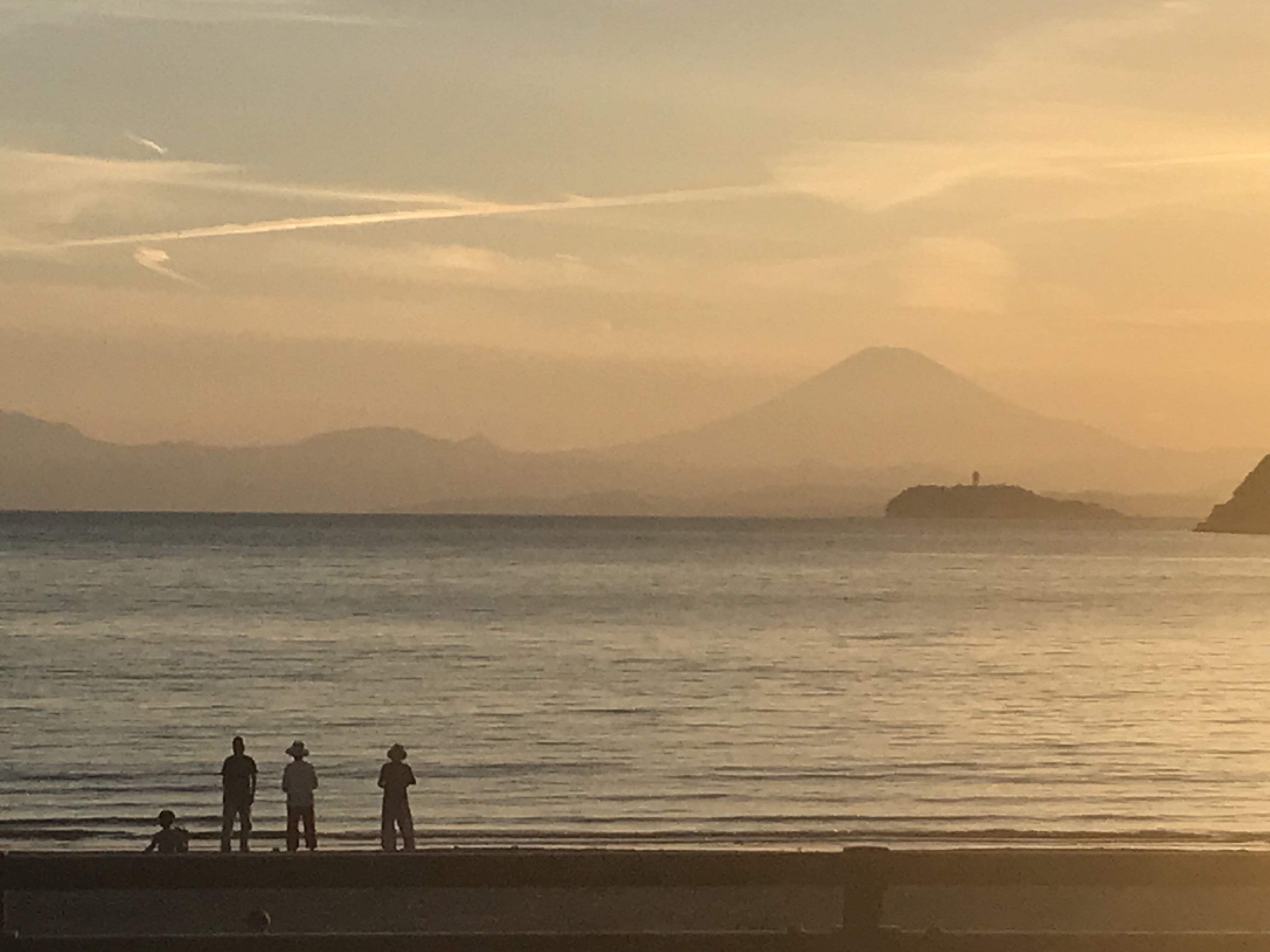 「写真　江ノ島と海と富士山」夕焼けが綺麗だ。